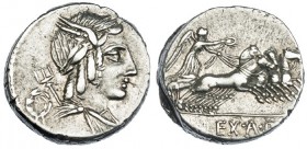 JULIA. Denario. Roma (85 a.C.). A/ Cabeza alada y laureada de Apolo Vejovis a der., detrás tridente y símbolo. R/ La Victoria con corona en cuádriga a...
