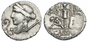 JULIO CÉSAR. Denario. Galia (44 a.C.). A/ Cabeza diademada de Venus a izq., delante Cupido y lituo, detrás, cetro. R/ Trofeo, en medio Vercingetorix c...