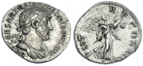 ADRIANO. Denario. Roma (119-122). R/ La Victoria a der. con trofeo; P. M. TR.- P. COS. III. RIC-101. MBC+.
