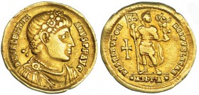 VALENTINIANO I. Sólido. Antioquía (364-367). R/ Valentiniano de pie y de frente, vestido de militar, con lábaro y la Victoria, en sus manos cruz y en ...