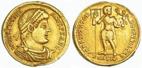 VALENTINIANO I. Sólido. Arlés (364-367). R/ Valentiniano de pie y de frente, vestido de militar, con lábaro y la Victoria en sus manos; RESTITVTOR REI...