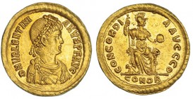 VALENTINIANO II. Sólido. Constantinopla (383-388). R/ Constantinopla sentada, con casco, sosteniendo en las manos cetro y globo; CONCORDI-A AVGGG. RIC...
