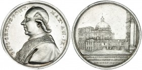 ESTADOS PAPALES Y VATICANO. Pío VI. Medalla conmemorativa nueva sacristía Vaticana. Año IX (1783). R/ SACRARIVM VATICANAE FVNDAMENTIS EXSTRVCTV AN. MD...
