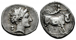Campania. Neapolis. Nomos. 300-275 BC. (Sng Ans-279 var). Anv.: Diademed head of nymph to right, wearing triple-pendant earring and pearl necklace; be...
