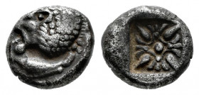 Ionia. Miletos. Diobol. 520-450 BC. (SNG Kayhan-476/81). (Sng Keckman-273). Anv.: Roaring lion front right, inverted head. Rev.: Starry design within ...