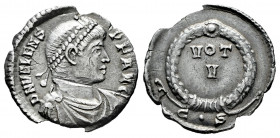 Valens. Siliqua. 364-367 AD. Constantinople. (Ric-IX 212). Anv.: D N VALENS P F AVG, diademed, draped and cuirassed bust right. Rev.: VOT / V, in wrea...
