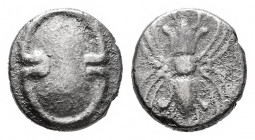 Boeotia. Obol. 400-375 BC. Mycalessos. (Hgc-4). Anv.: Boeotian shield. Rev.: Thunderbolt. Ag. 0,80 g. VF. Est...60,00. 

Spanish Description: Boeoti...