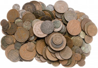 Gran lote de monedas de cobre del Vaticano y Estados de la Iglesia. Desde Sixto IV hasta Pío XII. Variedad de valores, tipos y cecas. 307 monedas en t...