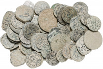 Lote de 72 cobres, la gran mayoría de los Austrias y 1 real macuquino. Incluye tres vellones medievales. 73 monedas en total. BC/MBC+.