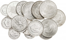 Países Bajos. Juliana. 1 (diez), 2 1/2 (seis) y 10 gulden (seis). Lote de 22 monedas en plata. A examinar. Total 304 g. MBC/EBC+.