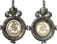 (s. XVIII). Santiago a caballo en orla de filigrana en plata de estilo hispánico. Rara. Plata dorada. 27,66 g. 92x60 mm. EBC.