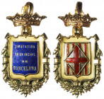 (c. 1950). Barcelona. Diputación Provincial. Distintivo de diputado. Grabador: Capdevila. Con anilla. En estuche original. Muy rara. Oro y esmaltes. 3...