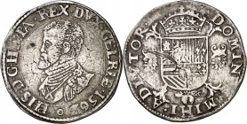 1562. Felipe II. Gueldres. 1/2 escudo. (Vti. tipo 993) (Vanhoudt 267.NIJ). Raya en reverso. Rara. 16,18 g. MBC.