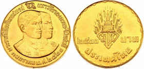 Thailand 2500 Baht 1977 BE 2520
Y# 119, N# 115684; Gold (.900) 15 g., 27 mm.; Wedding of Crown Prince Vajiralongkorn and Princess Soamsawali; UNC