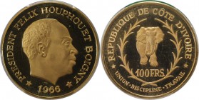 Weltmünzen und Medaillen, Elfenbeinküste / Ivory Coast. Präsident Felix Houphouet Boigny. 100 Francs 1966, Gold. KM 5. PCGS PR66 DCAM