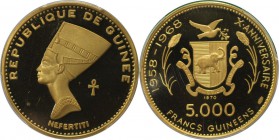 Weltmünzen und Medaillen, Guinea. 10. Jahrestag der Unabhängigkeit - Nefertiti. 5000 Francs 1970, Gold. KM 36. PCGS PR66 DCAM