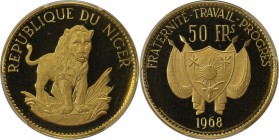 Weltmünzen und Medaillen, Niger. 10 Jahre Unahängigkeit - Löwe. 50 Francs 1968, Gold. KM 10. PCGS PR66 DCAM