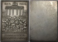 Medaillen und Jetons, Hundesport / Dog sports. Berlin "RASSEHUND AUSSTELLUNG" Medaille 1930. 60x41 mm. 60.22 g. Silber/Bronze. Stempelglanz