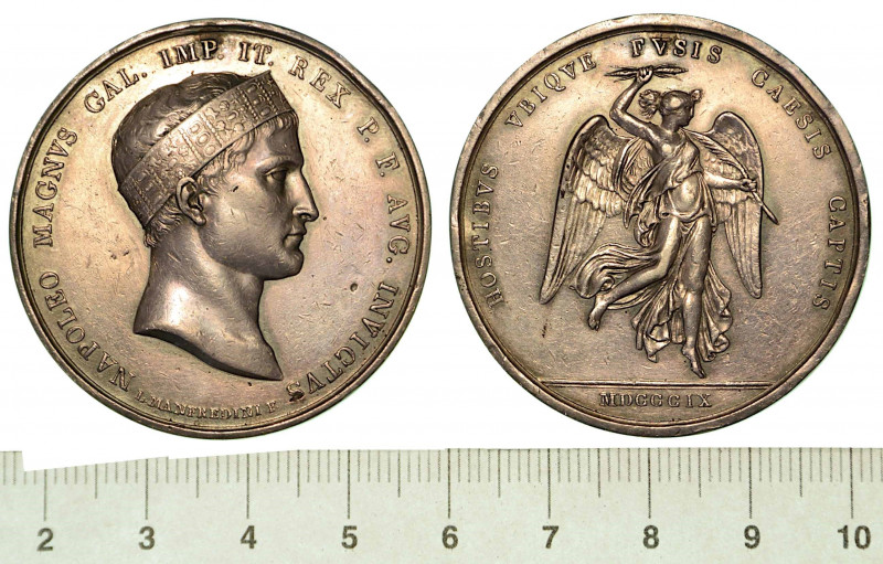 BATTAGLIA DI WAGRAM. Medaglia in argento 1809.

Testa a d. con corona ferrea. ...