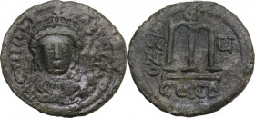 Tiberius II Constantine (578-582). AE Follis. Constantinople mint. Dated year 5 (578/9 AD). Obv. Crowned facing bust in consular robes, holding mappa ...