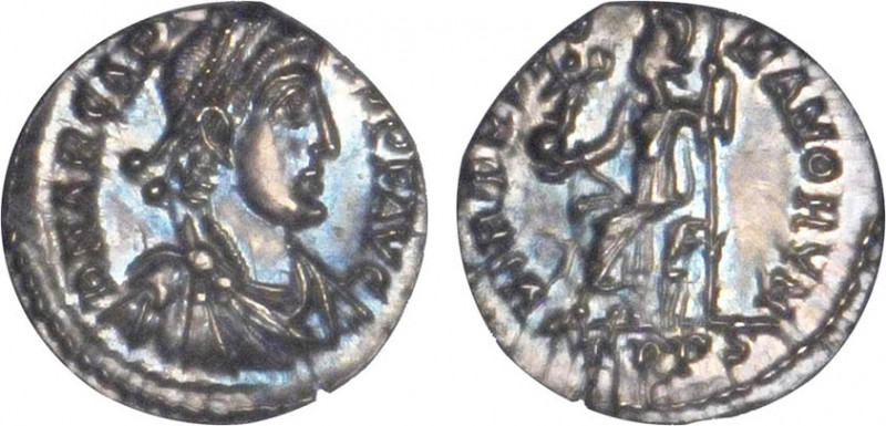 ARCADIUS (383-408)
Silique : Rome assise, portant une Victoire sur un globe & u...