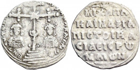 MICHEL VII, Doukas (1071-1078)
Miliaresion : Croix croisée sur 3 ou 4 degrés, entre les bustes de Michel & de Marie de face - R/: Légende sur 5 ligne...