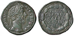 Marco Aurelio (161-180) Sesterzio - Busto laureato a d. - R/ Scritta in corona d’alloro - RIC 1006 AE (g 22,99)
BB+