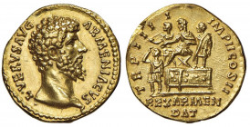 Lucio Vero (161-169) Aureo - Testa a d. - R/ L’imperatore seduto su piattaforma a sinistra, davanti, il re d’Armenia - RIC 255 AU (g 7,18) RR Tacche e...