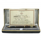 PARKER Penna stilografica - PARKER 75 Edizione n. R/7362. Corpo bordeaux con finiture dorate e pennino M in oro giallo 18kt. Penna in ottimo stato con...
