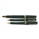 OMAS Italia 90 Lotto di 3 oggetti - n. 1 penna a sfera, n. 1 penna stilografica n.1 porta mine. Corpo degli oggetti in pregiata resina verde con finit...