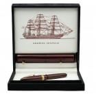 OMAS Penna stilografica - AMERIGO VESPUCCI. Corpo della penna in pregiata resina bordeaux con finiture dorate. Pennino F in oro bicolore 18kt. Penna n...