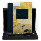 MONTBLANC Penna stilografica - OSCAR WILDE (1994). Corpo in pregiata resina multicolore con cappuccio in lacca e firmata “Oscar Wilde”. Pennino M in o...