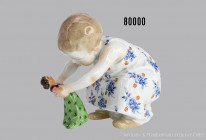 Meissen Hentschel-Kind "Hockendes Kind mit einer Puppe in den Händen", Porzellan, polychrome Unter- und Aufglasurbemalung, Entwurf: Konrad Hentschel 1...