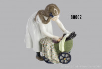 Meissen Hentschel-Kind "Sich bückendes Mädchen mit Puppe an einem Puppenwagen", Porzellan, polychrome Unter- und Aufglasurbemalung, Entwurf: Konrad He...