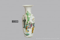 Große Vase, Porzellan, Balusterform, zwei plastische stilisierte Fo-Hund Handhaben, frontseitig polychrome Figurenszene, verso wohl Prosa, H 58 cm, Ch...