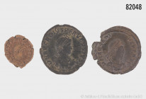 Konv. 3 Bronzemünzen des Arcadius (383-408), darunter auch eine seltenere Variante mit Vs.-Legende AVGVSTVS in der Kaisertitulatur, sehr schön, bitte ...