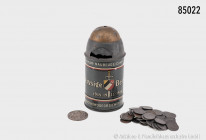 Konv. Blechspardose "Fleissige Bertha", 1. WK, Deckel etwas eingedrückt, Schlüssel fehlt, H ca. 13 cm, dazu ca. 150 Münzen, dabei überwiegend 5 Pfenni...