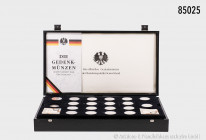 Aus Sammler-Nachlass: dekorative Kassette, darin Sammlung von ca. 80 Gedenkmünzen der BRD, dabei ca. 35 St. 10-DM-Gedenkmünzen, u. a. auf die Olympisc...