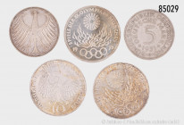 Konv. 12 x 10-DM-Gedenkmünzen, dabei 10 x auf die Olympischen Spiele 1972 in München, dazu 5 DM Silberadler 1951 D und F sowie 5 DM 1979 Otto Hahn, ge...