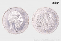 Sachsen, 5 Mark 1902 E, auf den Tod des Königs, 27,74 g, 38 mm, Jaeger 128, Randfehler und kleine Kratzer, etwas berieben, sehr schön-fast vorzüglich...