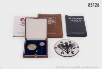 Konv. 3 Sammelmappen DDR, dabei Thomas Müntzer 1989 und 750 Jahre Berlin 1987, dazu ADAC-Medaille "Für Verdienste sportlicher Organisation" mit dazuge...