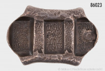 China, Chin (Ching)-Dynastie, Sattelgeld-Barren, Silber, um 1900, 166 g, ca. 58 x 37 mm, selten, an einer Stelle altbeschädigt, sehr schön