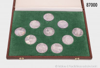 Silbermedaillen-Set auf die Fußball-Weltmeisterschaft 1974 in Deutschland, 10 Medaillen, Feinsilber (gepunzt 1000), je 12,8 g, mit den Austragungsorte...