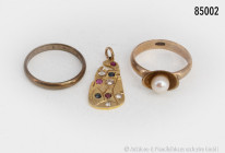 Konv. Ehering und Verlobungsring, 333er Gold, beide Ringgröße 24, 1 x mit Perle, 7,5 g, dazu ein kleiner Kettenanhänger, 585er Gelbgold, mit 9 kleinen...