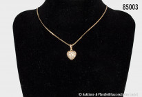Halskette, 585er Gelbgold, L ca. 45 cm, mit herzförmigem Anhänger, 21 Karat Gelbgold, darauf 12 Punktdiamanten, Gesamtgewicht 4,6 g