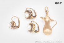 Konv. 1 Paar Ohrringe, 585er Gelbgold, 1 Kettenanhänger in Form einer Teekanne, 585er Gelbgold, und 1 Ohrring, 333er Gold, Gesamtgewicht 5,3 g