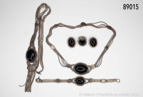 Silberschmuck-Sett: Kette, 900er Silber, mit großem schwarzem Stein, L ca. 40 cm, dazu 1 weitere Kette, ebenfalls mit großem schwarzen Stein und in 90...
