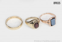 Konv. 3 Ringe, 333er Gold, davon 1 Ehering, Größe 62, 1 Damenring mit einem Granat, Größe 55 und 1 Damenring mit einem Stein, Größe 62, der Stein besc...