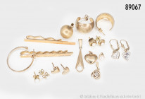 Konv. 333er Goldschmuck, bestehend aus 4 Paar Ohrringen, 2 Krawattennadeln, etc., gemischter Zustand, Gesamtgewicht 24,5 g