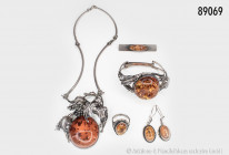 Silberschmuck-Set (Parure), 835er und 925er Silber, bestehend aus Collier mit Weinrebenverzierung, mit großem Bernstein mit Einschlüssen (ca. 36 x 33 ...